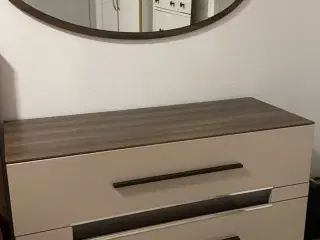 Seng med møbler 
