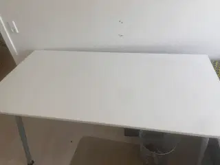 Solidt og justerbar skrivebord 