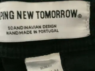 2 par sorte Shaping New Tomorrow bukser. Slim fit.