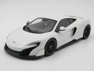 2015 McLaren 675LT fra Kyosho - 1:18