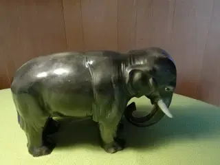 Elefant figur i sort stentøj fra Slovakiet antik