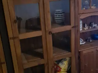 Skabe i mørkbejset fyrretræ 