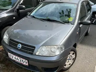 Grå Fiat Punto 
