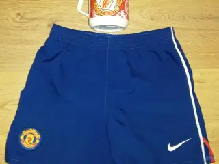 MANCHESTER UNITED SHORTS 5-6 ÅR OG FAN KRUS