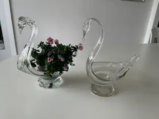Svanefigurer i glas