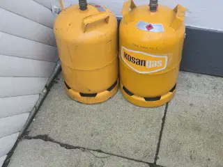 5 x 11 kg gasflasker. 3 af dem er halvfulde 