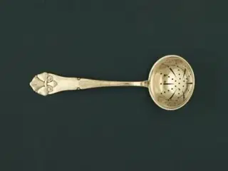 Fransk Lilje Strøske til sukker, 15½ cm.