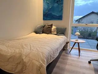 2 senge 120x200 med opbevaringsrum og topmadras