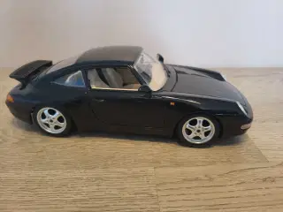 Modelbil: Porsche 911 Carrera 1993.  Skala 1/18.
