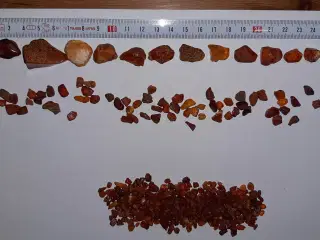 Rav klumper og halssmykke, i alt 36 gram.