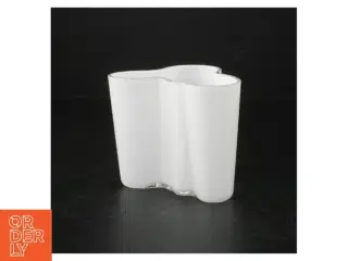 Hvid Aalto glasvase (str. H. 9,5 cm)