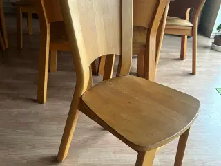 Spisebord med 8 stole