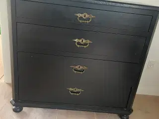 Sort malet ældre kommode