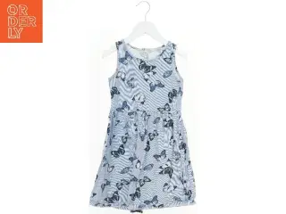 Sommerkjole med sommerfuglemønster fra H&M (str. 134)