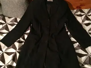 Lang sort jakke til salg