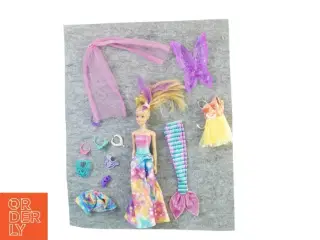 Barbie med tilbehør fra Barbie (str. 30 x 6 cm)