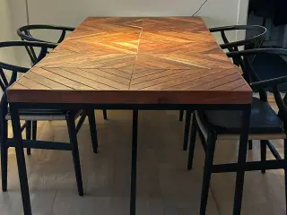 Flot massivt spisebord