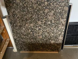 Sofabord i granit med stålstel