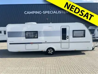 2023 - Adria Adora 613 UT    Adria Adora 613 UT – Komfort og teknologi i topklasse - Kan nu opleves hos Camping-Specialisten i Silkeborg - queensbed seng