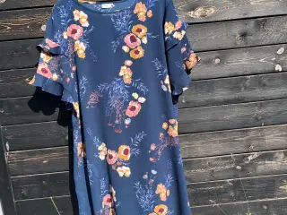 Mørkeblå kjole med blomstret motiv