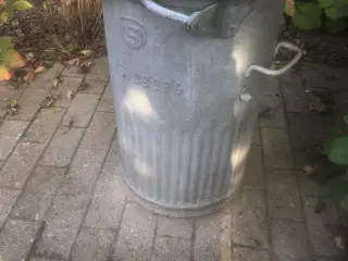 Gammel galvaniseret skraldespand