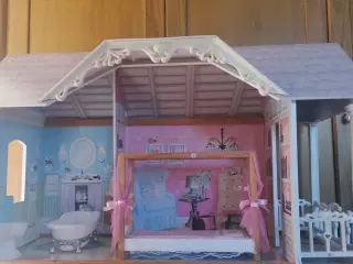 Stort Barbie - dukkehus i træ. 