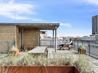 Industrielt kontor med moderne indretning og masser af lys