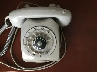 Gammel telefon med drejeskive