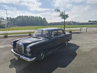 Mercedes 200 (w110)