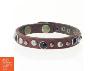 Brunt læderarmbånd med nitter (str. 21 cm)