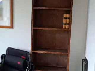 Reol i mørkt træ