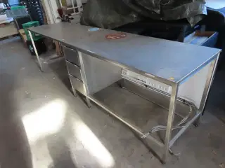 Desk, stålbord med skuffeinsatser og stikkontakter.
