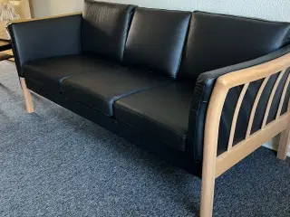 Sofa sort læder Dorte Topline  bøg/lak. Fra maj 25