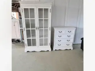 Vitrineskab og kommode