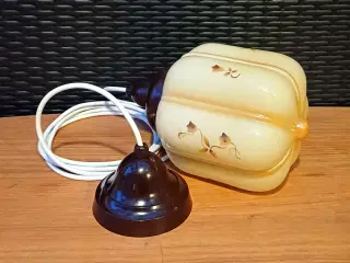 Vintage/Retro loftlampe med glasskærm og bakelit.