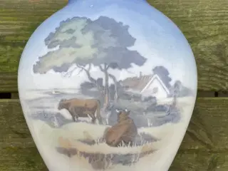 Vase Royal Copenhagen med Landskabsmotiv.