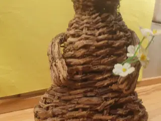 Høj Livfuld Påskehare i Naturflet