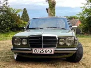 Mercedes 200 - W123