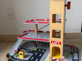 Parkeringshus med elevator - i træ