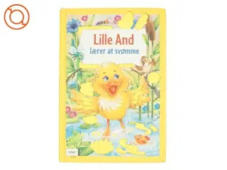 Lille And lærer at svømme