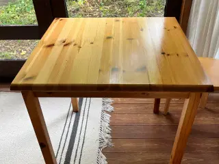Spisebord i fyrretræ