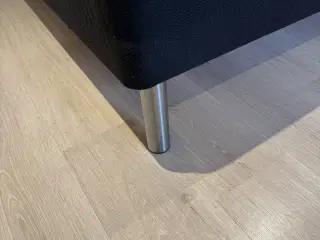 Seng med sort betræk