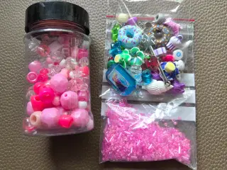 Pink perler og vedhæng
