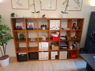 Stor reol i brunt træ sælges