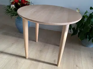 Rundt hjørnebord i sæbebehandlet bøg