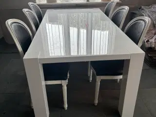 Spisebord med 6 stole