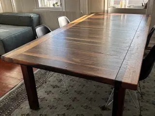 Smukt massivt plankebord med historie