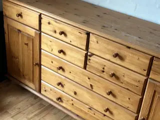 Skænk i fyrretræ