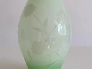 Grøn og hvid glasvase m blomsterdeko, NB