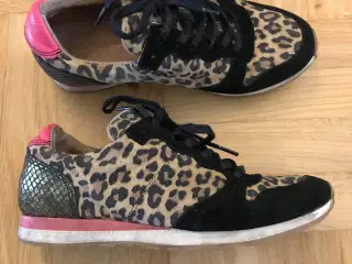 Sneakers i leopardprint 